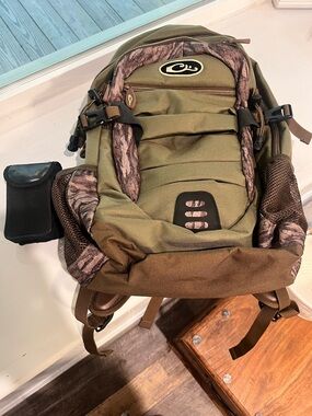 Drake camo Men's Backpack with Simmons binoculars